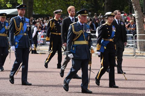 the coffin carrying queen elizabeth ii is transferred from buckingham palace to the palace of westminster