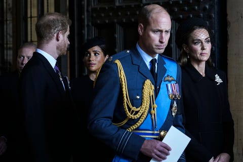 the coffin carrying queen elizabeth ii is transferred from buckingham palace to the palace of westminster