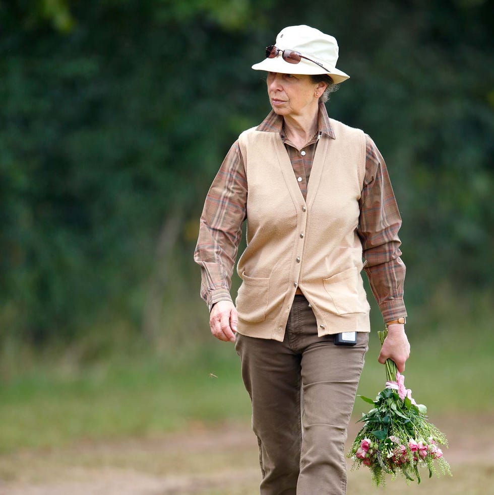 la princesa ana de inglaterra pasea por gatcombe park