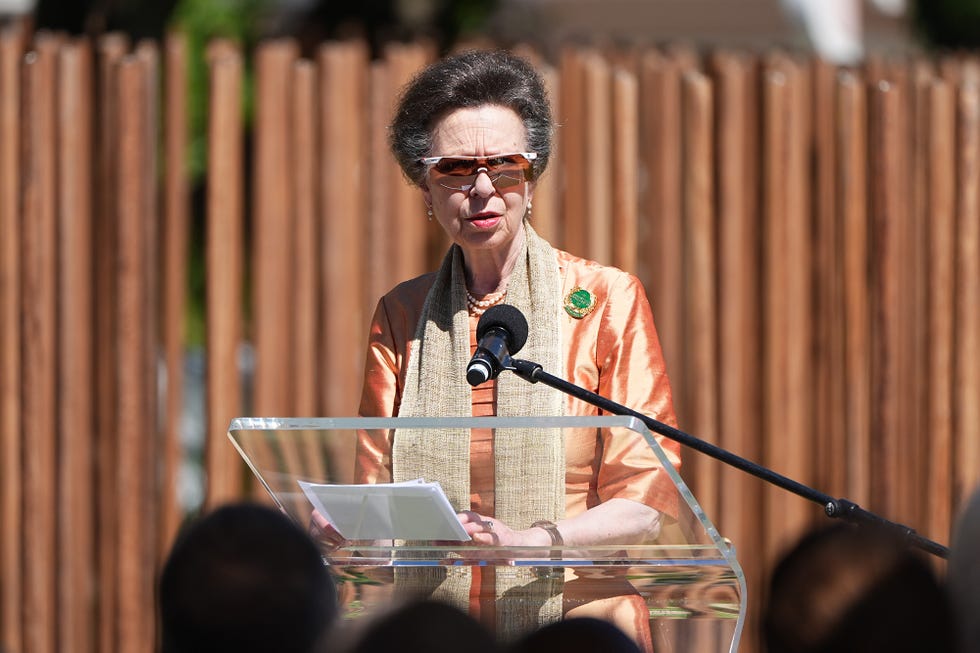 la princesa ana, de la familia real britanica, da un discurso a su llegada a un viaje oficial por sudafrica