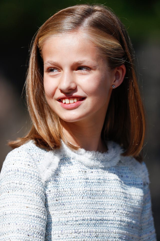 Hair, Face, Facial expression, Hairstyle, Blond, Beauty, Lip, Eyebrow, Smile, Fashion, 