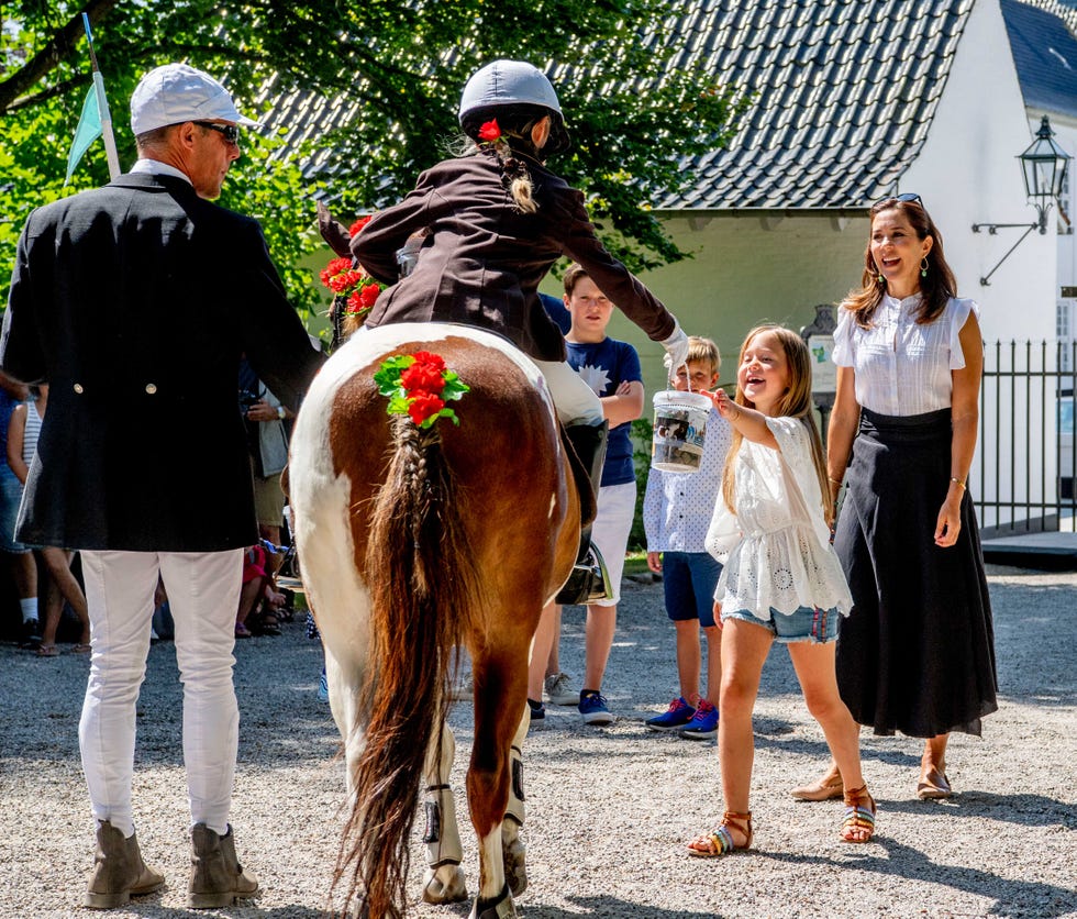 La princesa Josephine se mostró muy cercana y simpática con todos los asistentes al desfile de caballos de Grasten Slot