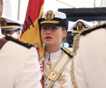 la princesa leonor con uniforme en el buque escuela juan sebastian de elcano