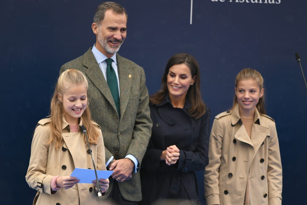 , La Familia Real recorre Asiegu Pueblo Ejemplar 2019, Letizia Ortiz, Pueblo Ejemplar 2019, Reyes de España, reina Letizia, rey Felipe, El recorrido de la Familia Real por Asiegu, paso a paso, La Princesa descubre una placa conmemorativa en Asiegu