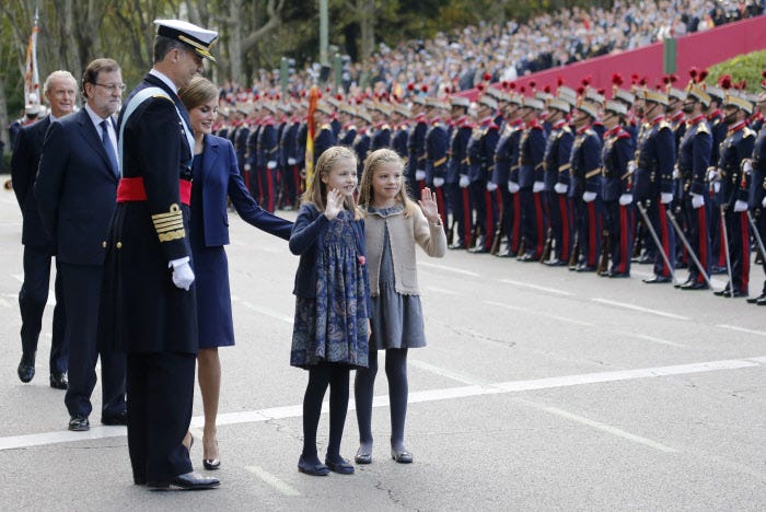 los reyes y sus hijas leonor y sofía en el desfile de las fuerzas armadas en 2015