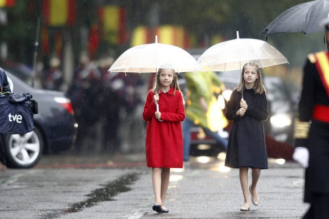 Leonor y Sofía de Borbón en el desfile de las fuerzas armadas en Madrid en 2016