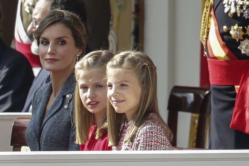 Princesa Leonor y la infanta Sofía en el desfile de las Fuerzas Armadas de 2017