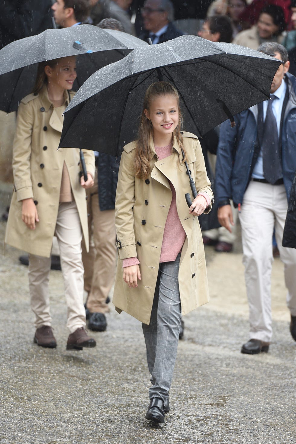 , La Familia Real recorre Asiegu Pueblo Ejemplar 2019, Letizia Ortiz, Pueblo Ejemplar 2019, Reyes de España, reina Letizia, rey Felipe, El recorrido de la Familia Real por Asiegu, paso a paso, La Princesa descubre una placa conmemorativa en Asiegu