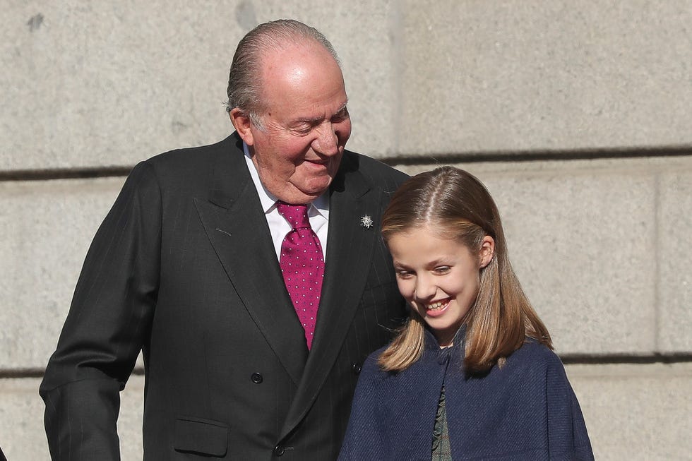 la princesa leonor y el rey juan carlos, juntos y sonrientes en una foto de archivo en el años 2018