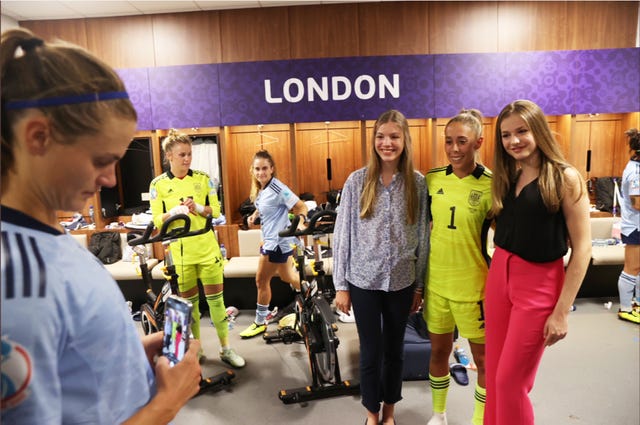 La princesa Leonor y Sofía felicitan a la Selección femenina