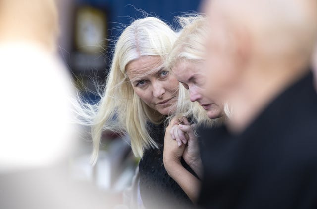 La princesa Mette-MArit de Noruega en el entierro de la cantante Anne Grete Preus