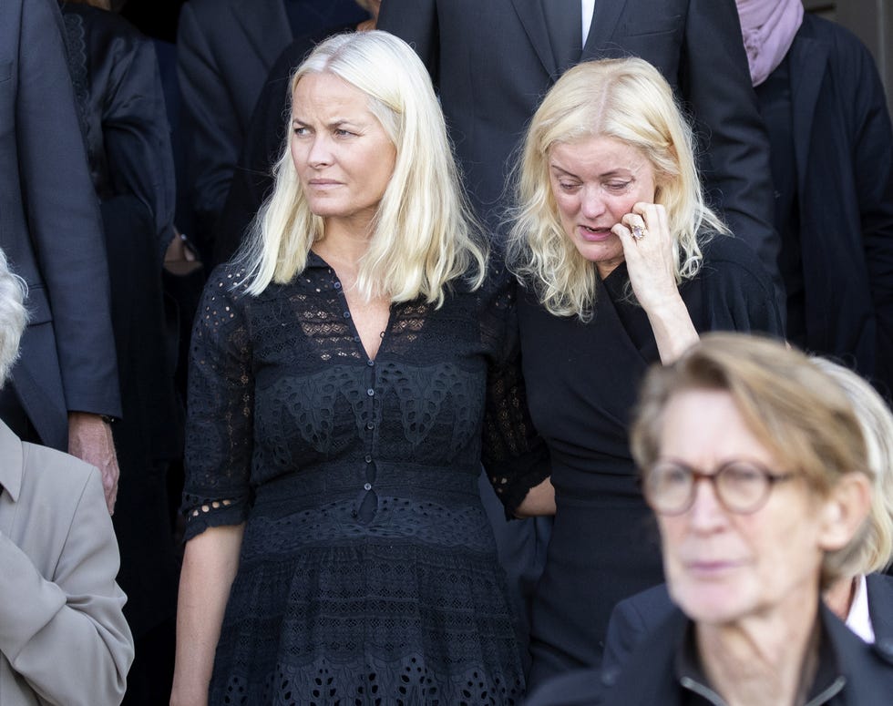 La princesa Mette-MArit de Noruega en el entierro de la cantante Anne Grete Preus