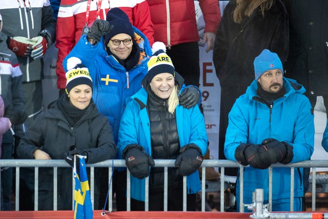 Daniel de Suecia, Haakon de Noruega, Mette-Marit de Noruega, Príncipe Óscar, princesa Estela, princesa Victoria, Haakon y Mette-Marit de Noruega derrochan amor en los deportes de invierno, Haakon y Mette-Marit de Noruega, pasión en los deportes de invierno, Haakon y Mette-Marit de Noruega se divierten con los herederos al trono sueco