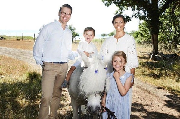 Victoria de Suecia con su marido y sus hijos