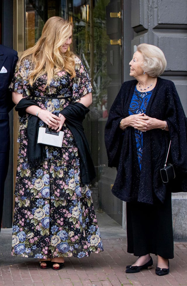 amalia de los países bajos con su abuela, la princesa beatriz