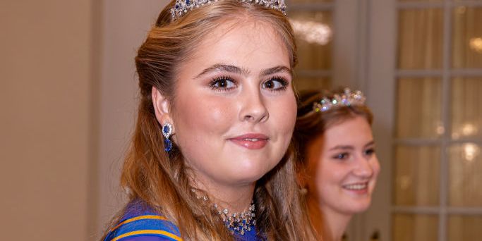 Prinsesse Amalia bærer den historiske tiaraen på bursdagsfesten