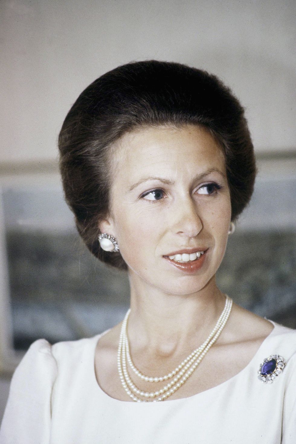 英國皇室成員的珠寶日常！安妮公主、英國女王、凱特王妃不離身的經典珍珠造型