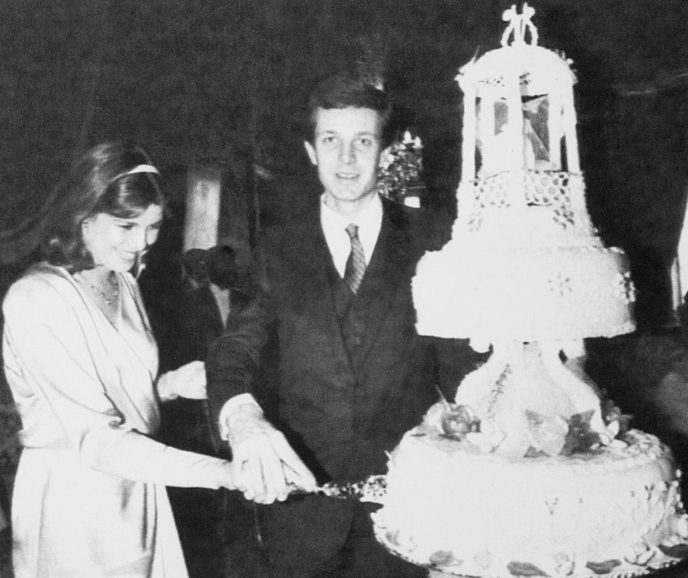 princess caroline and stefano casiraghi cutting wedding cake