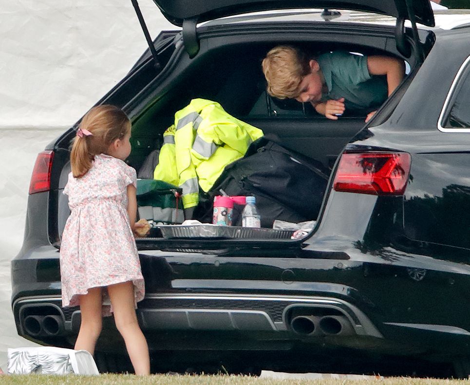 Jorge de Inglaterra se asoma al maletero del coche