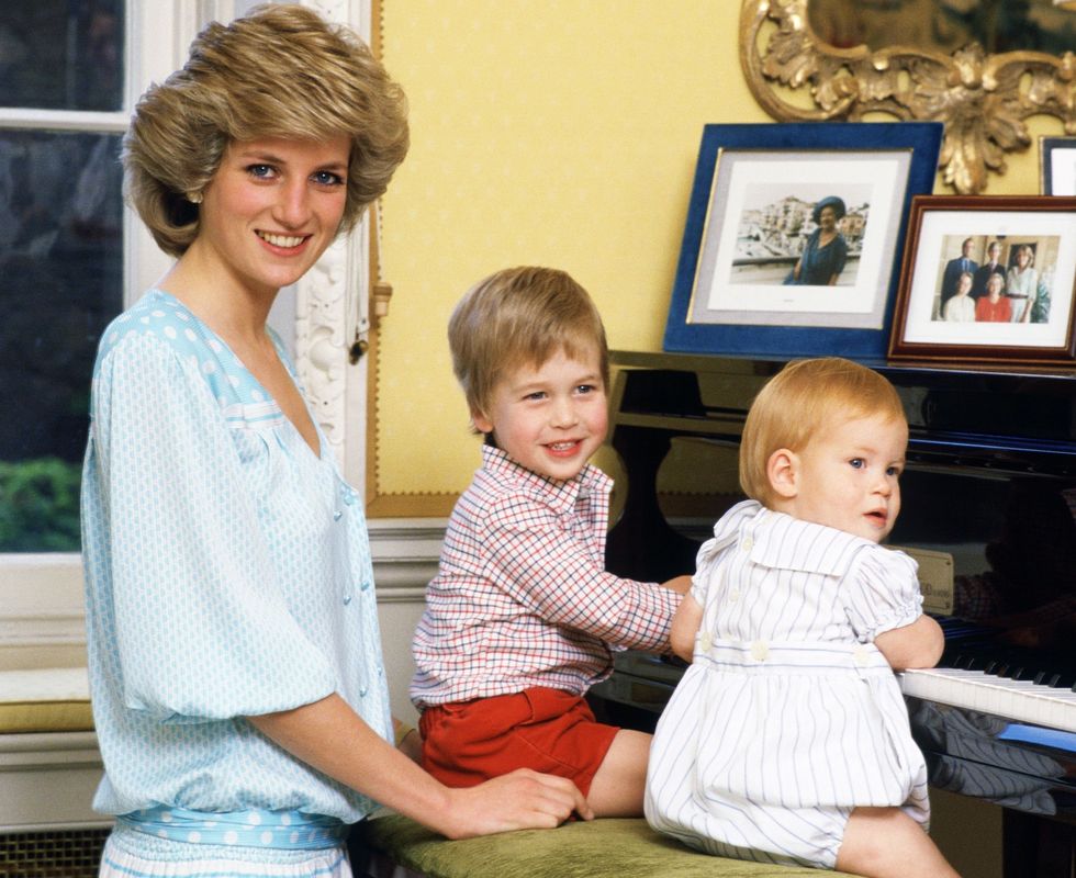 威廉王子幫黛安娜王妃化妝的稀有畫面！英國皇室中的母子溫馨場景讓人會心一笑
