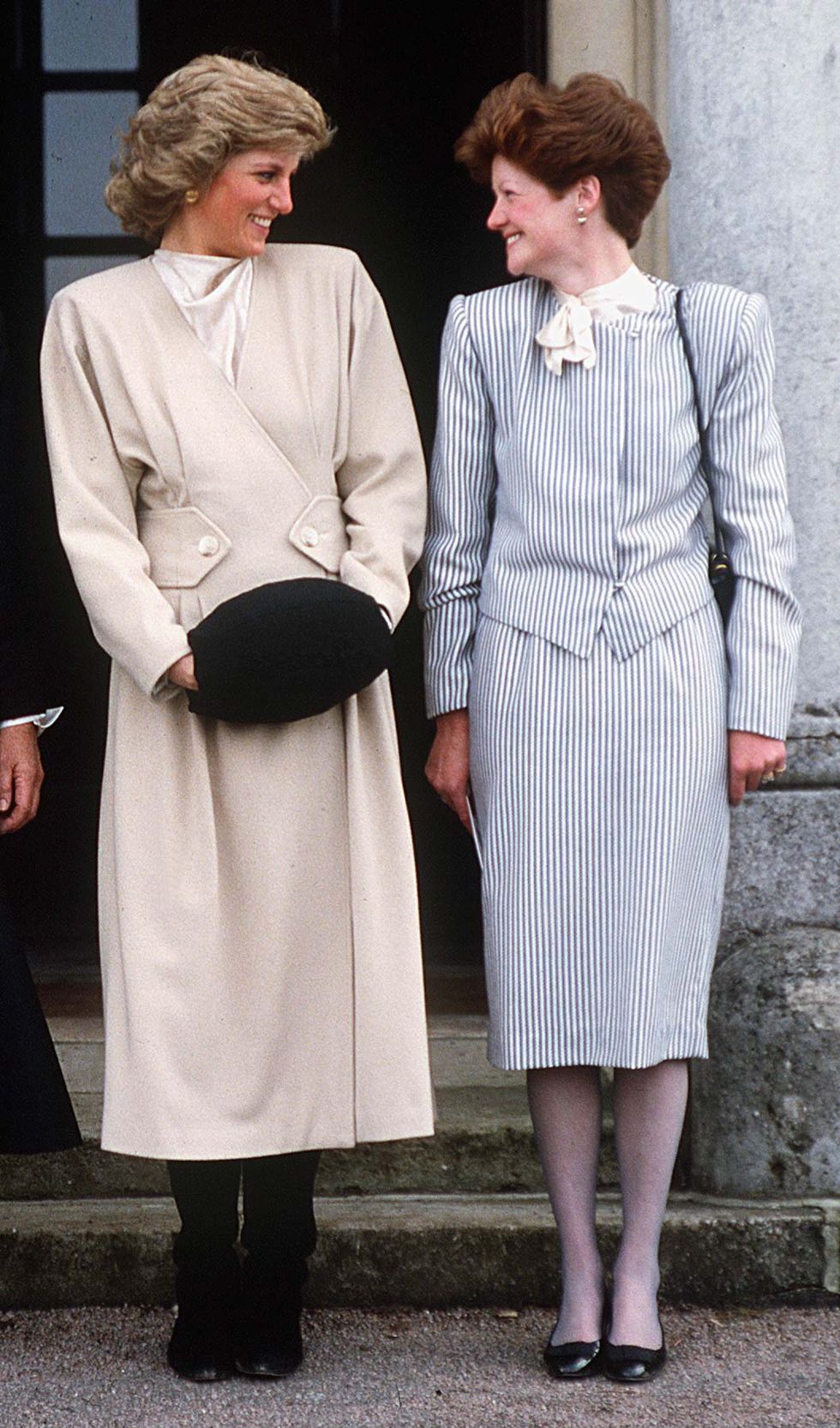 princess diana with her sister, sarah, in 1987