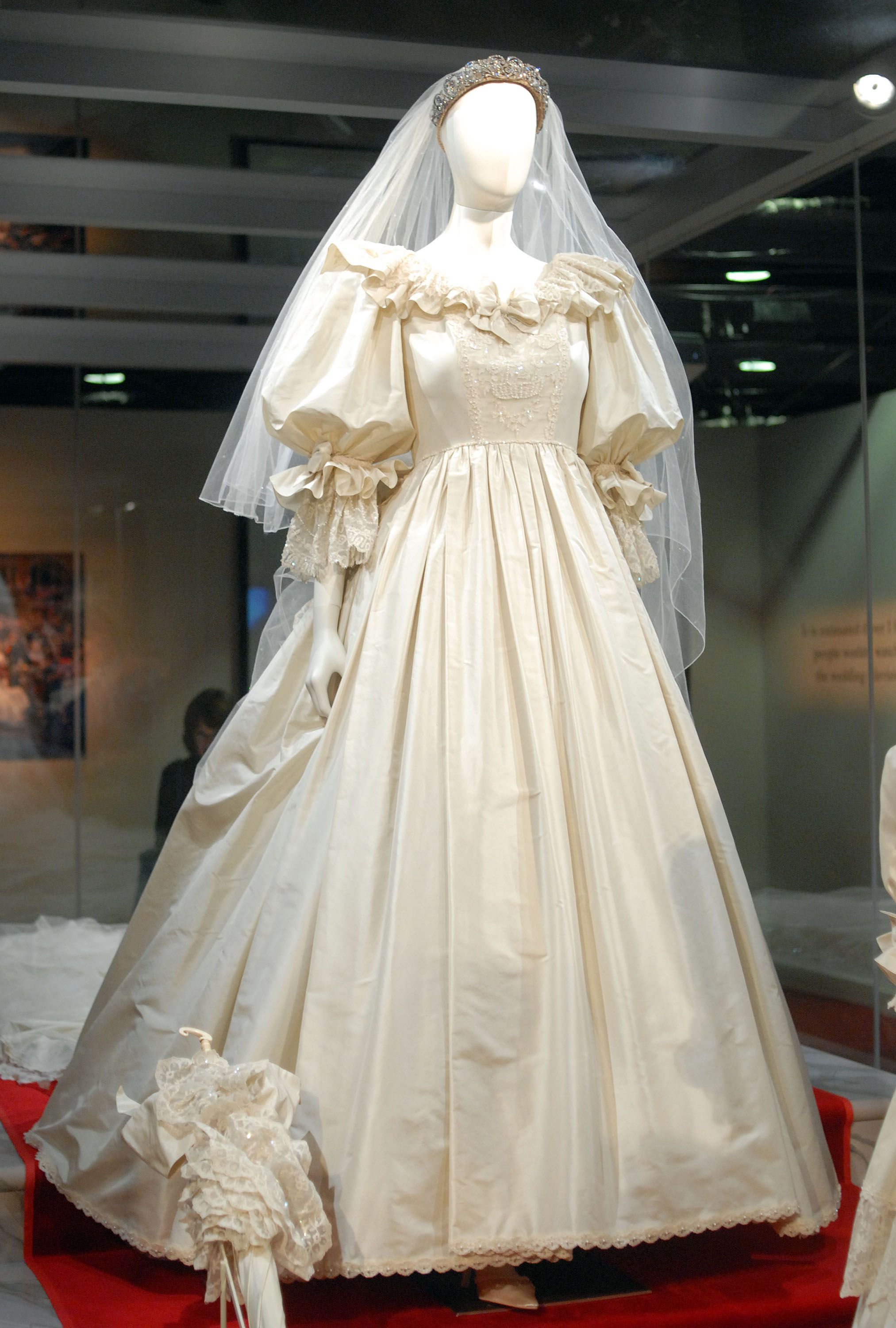 Designers of princess 2025 diana's wedding dress