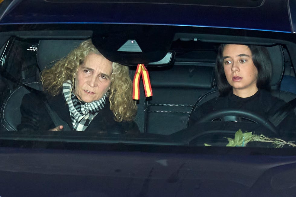 la infanta elena y victoria federica juntas de camino al funeral de pilar de borbón