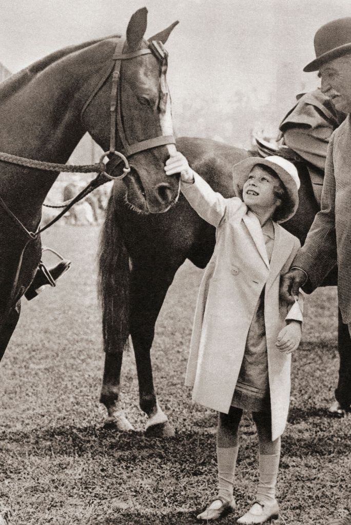 queen elizabeth with horse