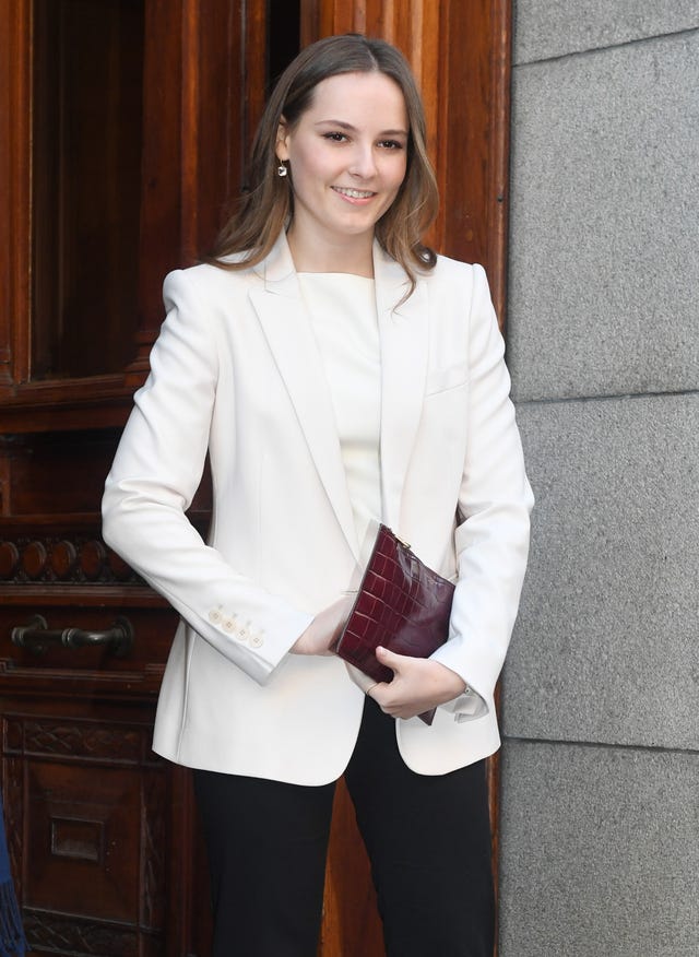 la hija de haakon y mette marit con americana blanca y cartera de mano