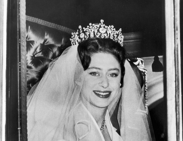 konstant Savvy lille True Story of Princess Margaret's Poltimore Tiara, Which She Wears in the  Bath in 'The Crown'