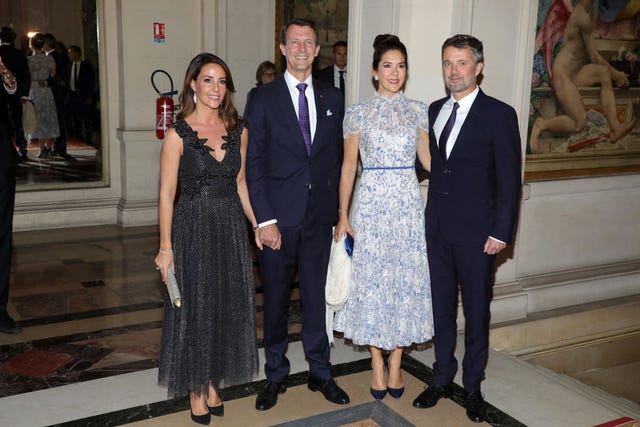 los príncipes joaquín y federico de dinamarca con sus esposas