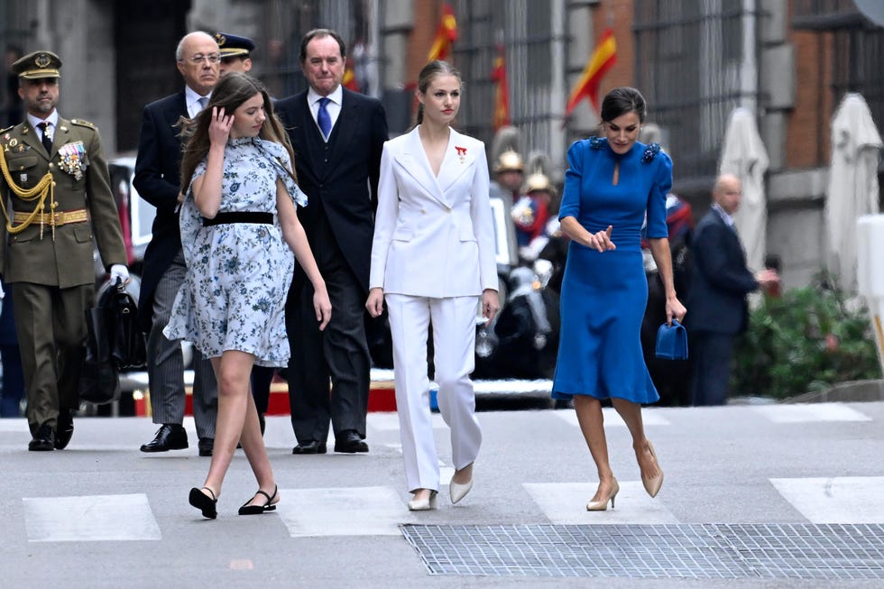 la reina letizia, leonor y sofia a su llegada a la jura de la constitucion de leonor
