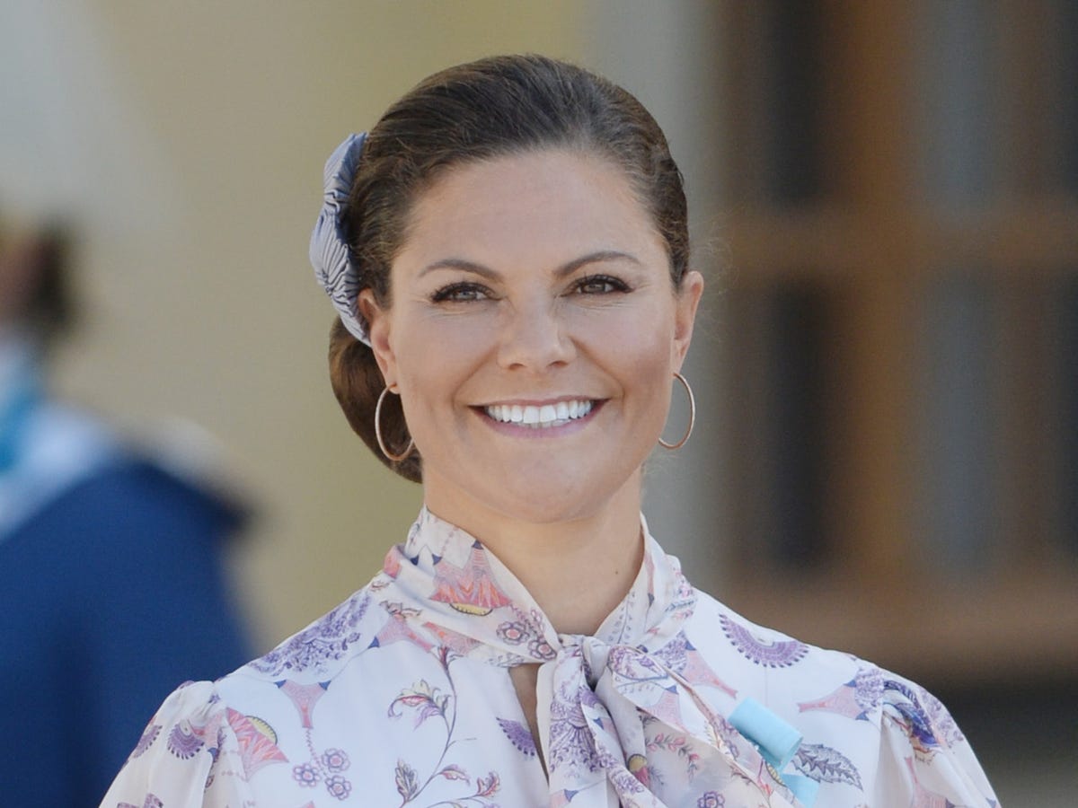 Descubre la elegancia real: los 6 vestidos más hermosos de H&M lucidos por Victoria de Suecia 1 Moncloa La elegancia de Victoria de Suecia en la cena de gala con el presidente francés