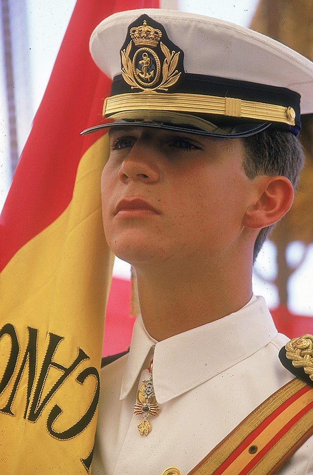 el principe felipe con uniforme de la armada