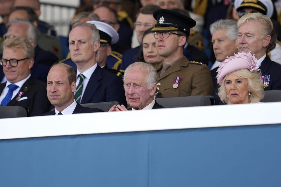 el principe guillermo, el rey carlos iii y la reina camila en los actos conmemorativos por el 80 aniversario del desembarco de normandia