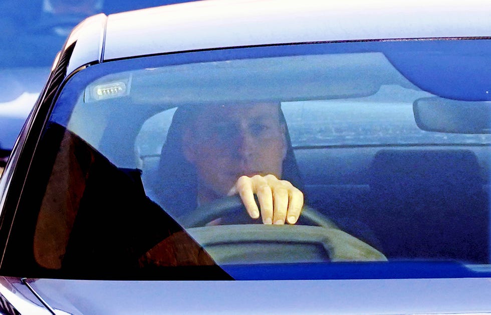 el principe guillermo de gales acude a visitar al hospital a su mujer, kate middleton