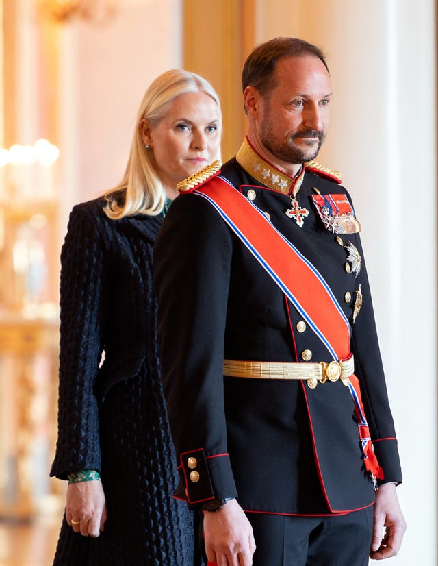 los principes haakon y mette marit de noruega