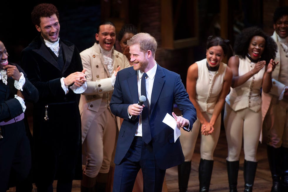 El príncipe Harry se divierte con el elenco del musical Hamilton.
