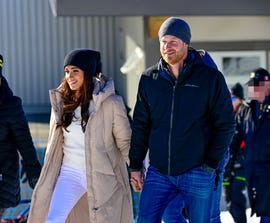 el principe harry y meghan markle en la nieve en canada tras la visita de el al rey carlos iii