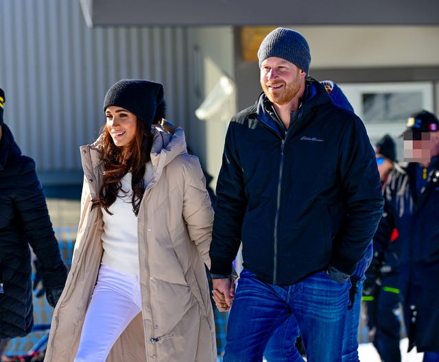 el principe harry y meghan markle en la nieve en canada tras la visita de el al rey carlos iii