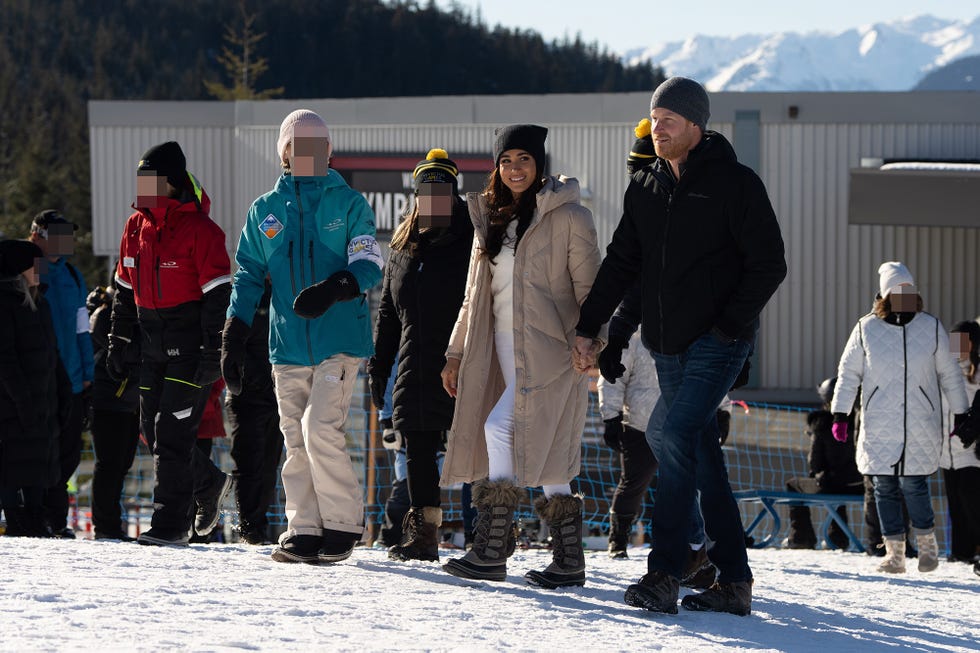 el principe harry y meghan markle en la nieve en los invictus games 2024 juntos y felices