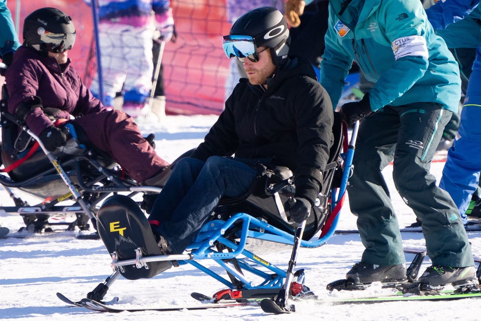 el principe harry y meghan markle en la nieve en los invictus games 2024 juntos y felices