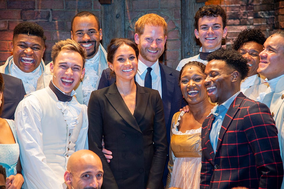 Meghan Markle sorprende con su vestido blazer en la gala de presentación en Londres del musical Hamilton.
