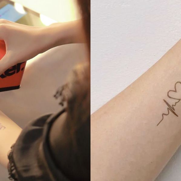 一個女生拿著紅色的「刺青轉印機」在幫自己轉印刺青