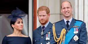 Duchess Meghan Markle, Prins Harry en Prins William staan op het bordes naast elkaar tijdens de jaarlijkse RAF.