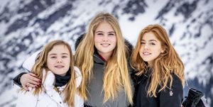 Prinses Amalia, Alexia en Ariane poseren tijdens het jaarlijkse persmoment in Lech