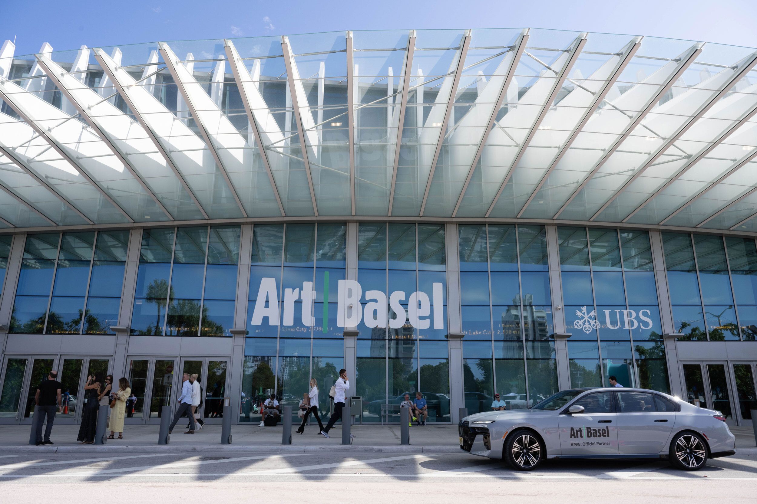 Art Basel Miami Beach's Opening Day Sees Collectors Defy Omicron, Drive  Sales - Bloomberg