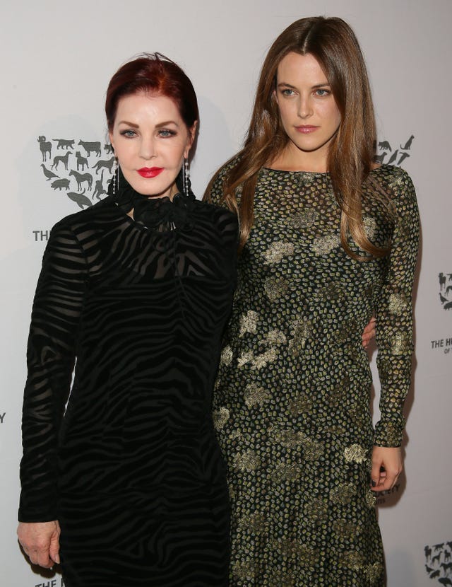 Riley Keough se abre pela 1ª vez sobre briga judicial com a avó Priscilla  Presley