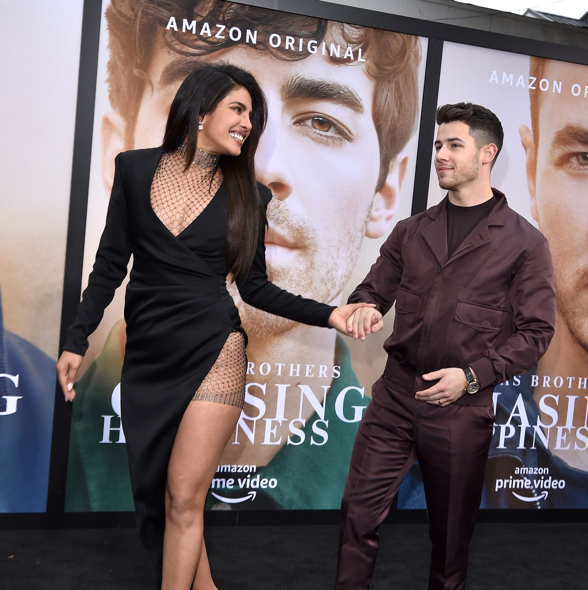 gift træk uld over øjnene Dyster Priyanka Chopra Just Wore a Major Thigh-High Slit Dress to the Jonas  Brothers' Documentary Premiere