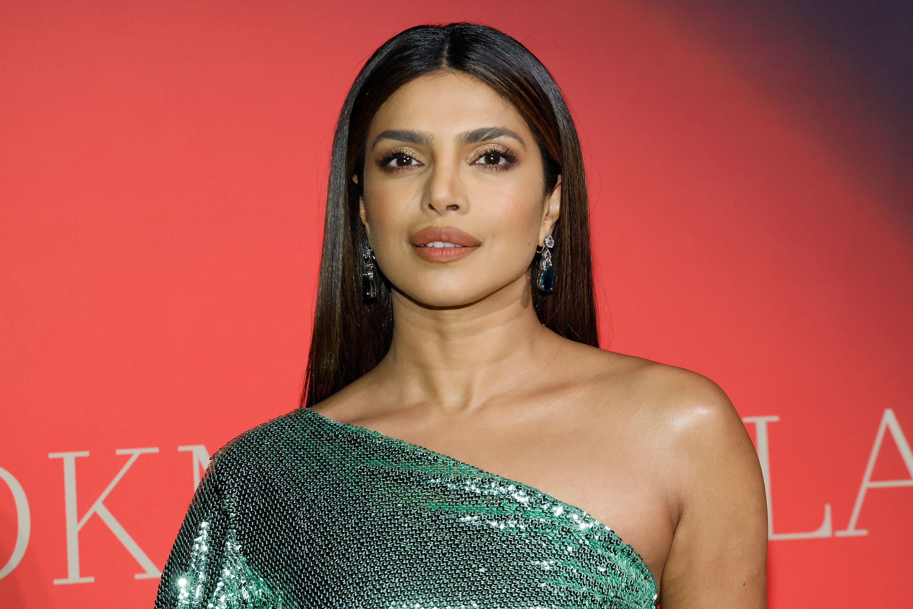 Priyanka Choprasexvideos - Priyanka Chopra is a red carpet goddess in emerald sequin gown